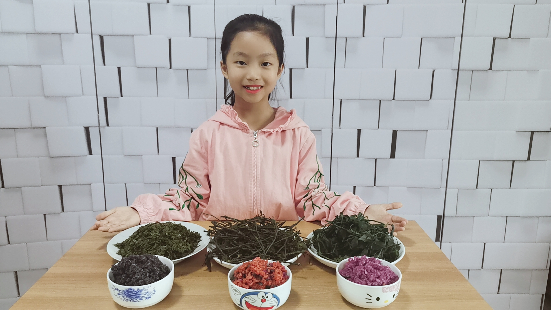 网红小主播,三月三制作彩色糯米饭,一草一木,染出吉祥寓意。