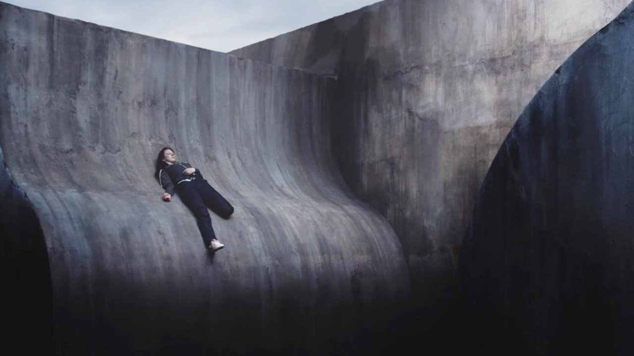 一部让人绝望的电影,女孩被困光滑曲面,撑不住就会掉下万丈深渊