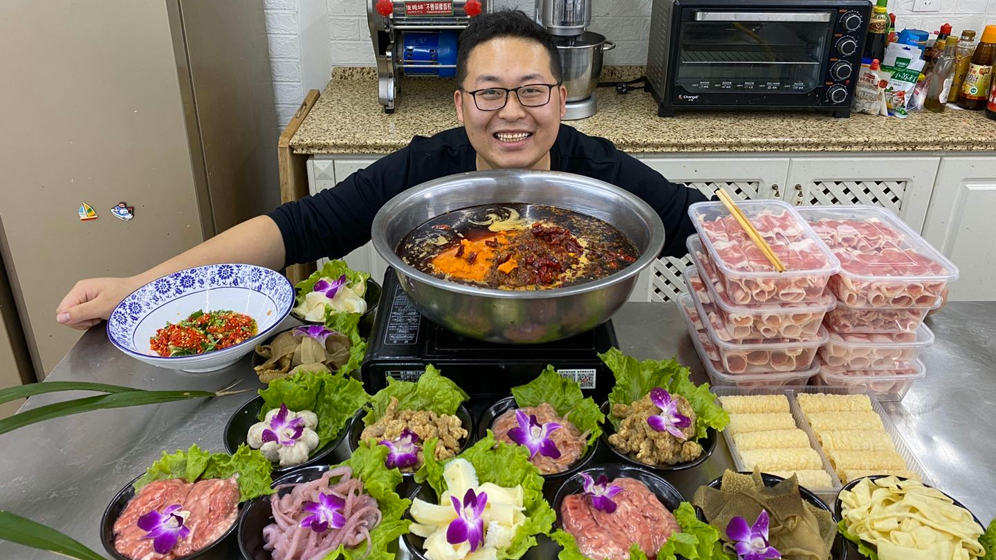 刚哥买298涮菜,做“重庆火锅”一包底料就6斤多,简单吃一口