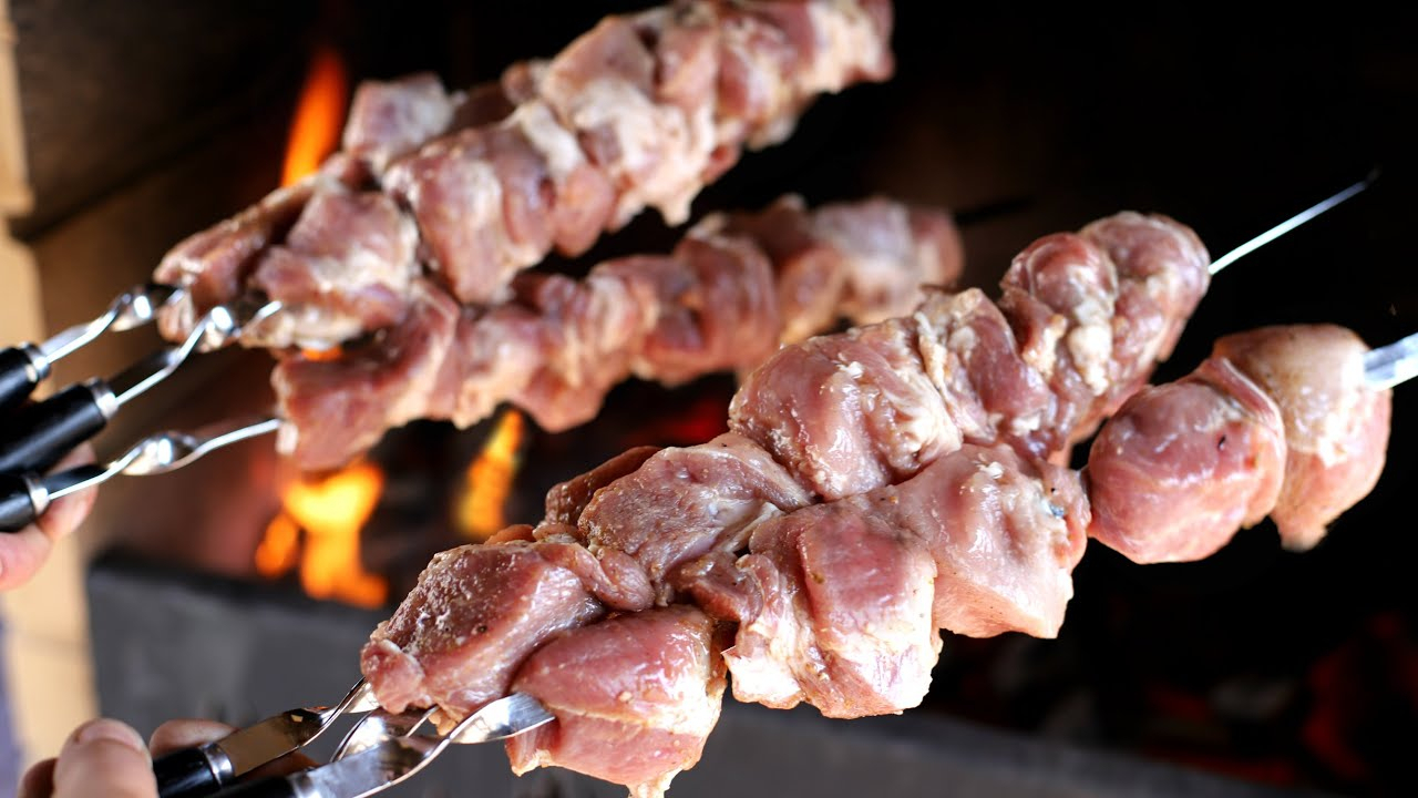 看看俄罗斯大叔是如何做烤羊肉的,做法霸气,隔着屏幕都被馋到了!