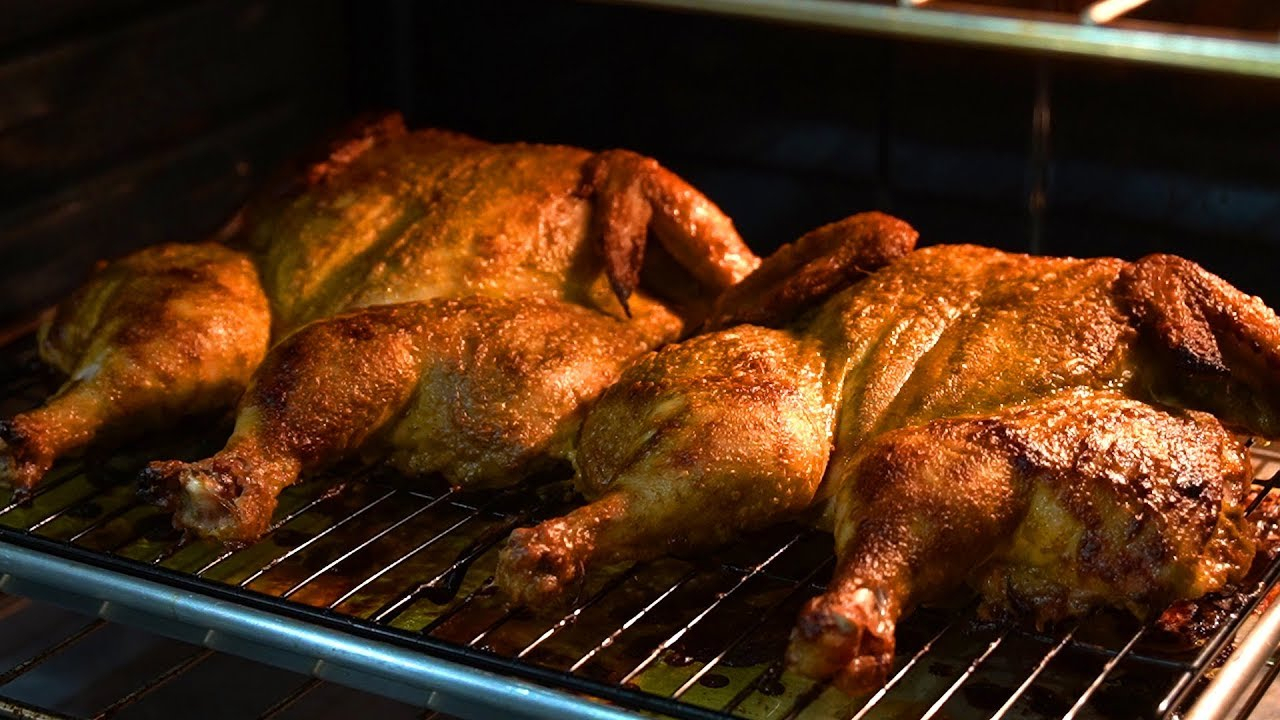 一整只鸡在烤箱烤的外焦里嫩,老外秘制烤鸡还是这样吃的过瘾啊!