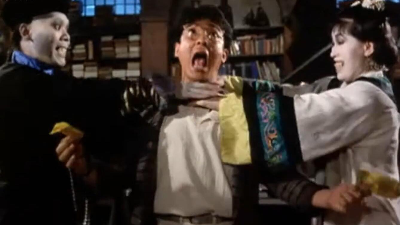 【哇】英叔经典《僵尸家族》,傻小子跟僵尸合影,为求效果逼真,把符摘