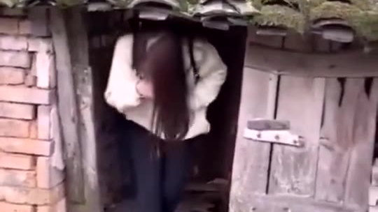 网友:女朋友第一次来我老家,被旱厕熏吐了...