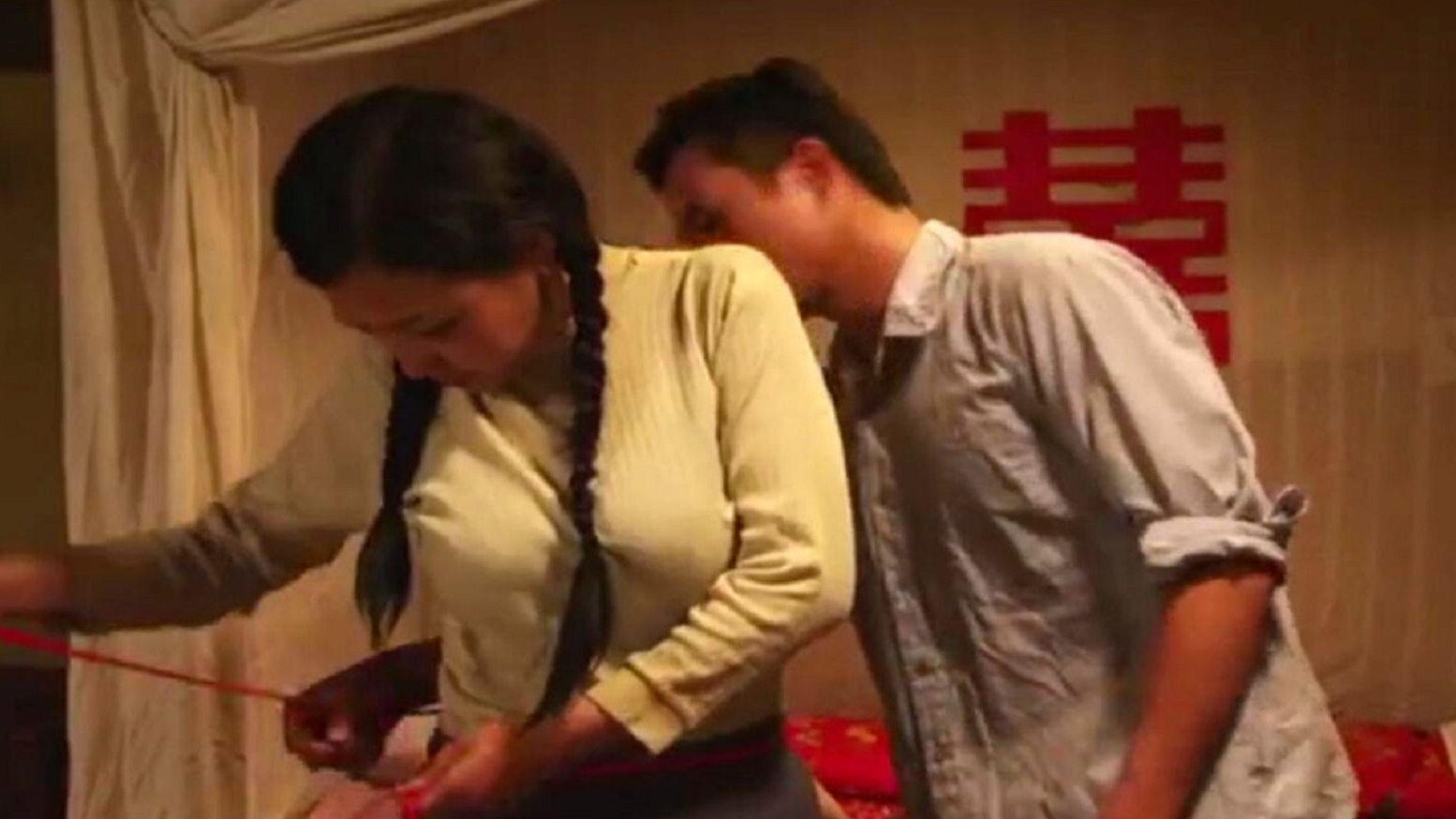 新婚丈夫进城打工,让隔壁大哥照顾妻子8年,结局拍的很真实