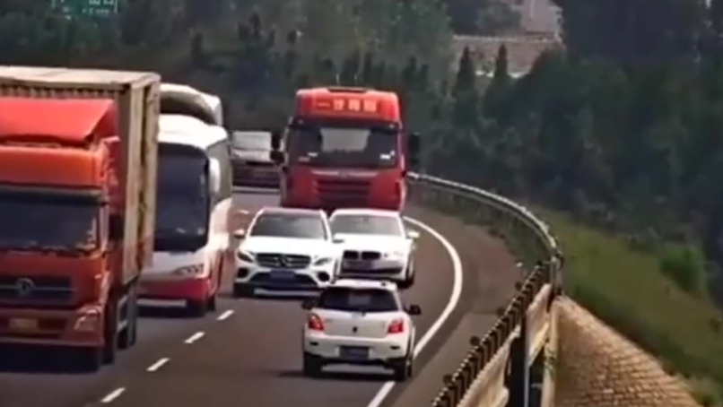 【交通事故】高速逆行是违法行为,容易诱发事故的发生