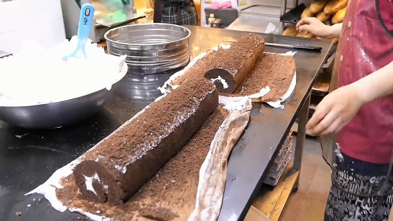 手把手教你做蛋糕卷,松软的蛋糕,香甜的奶油,好吃到停不下来!