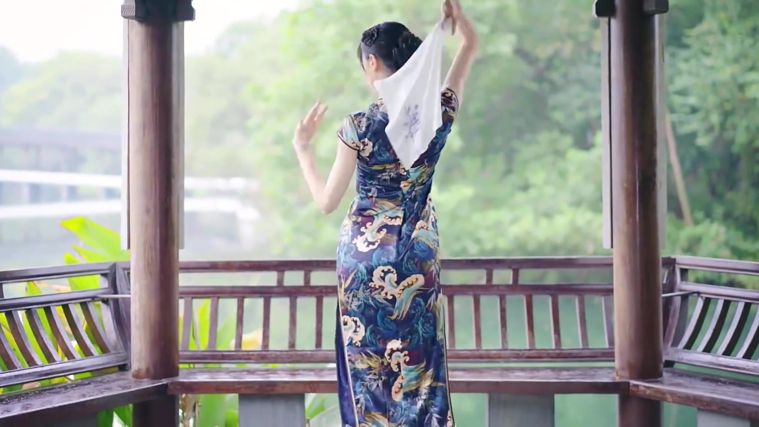 女人美不美,就要身穿旗袍看后背~