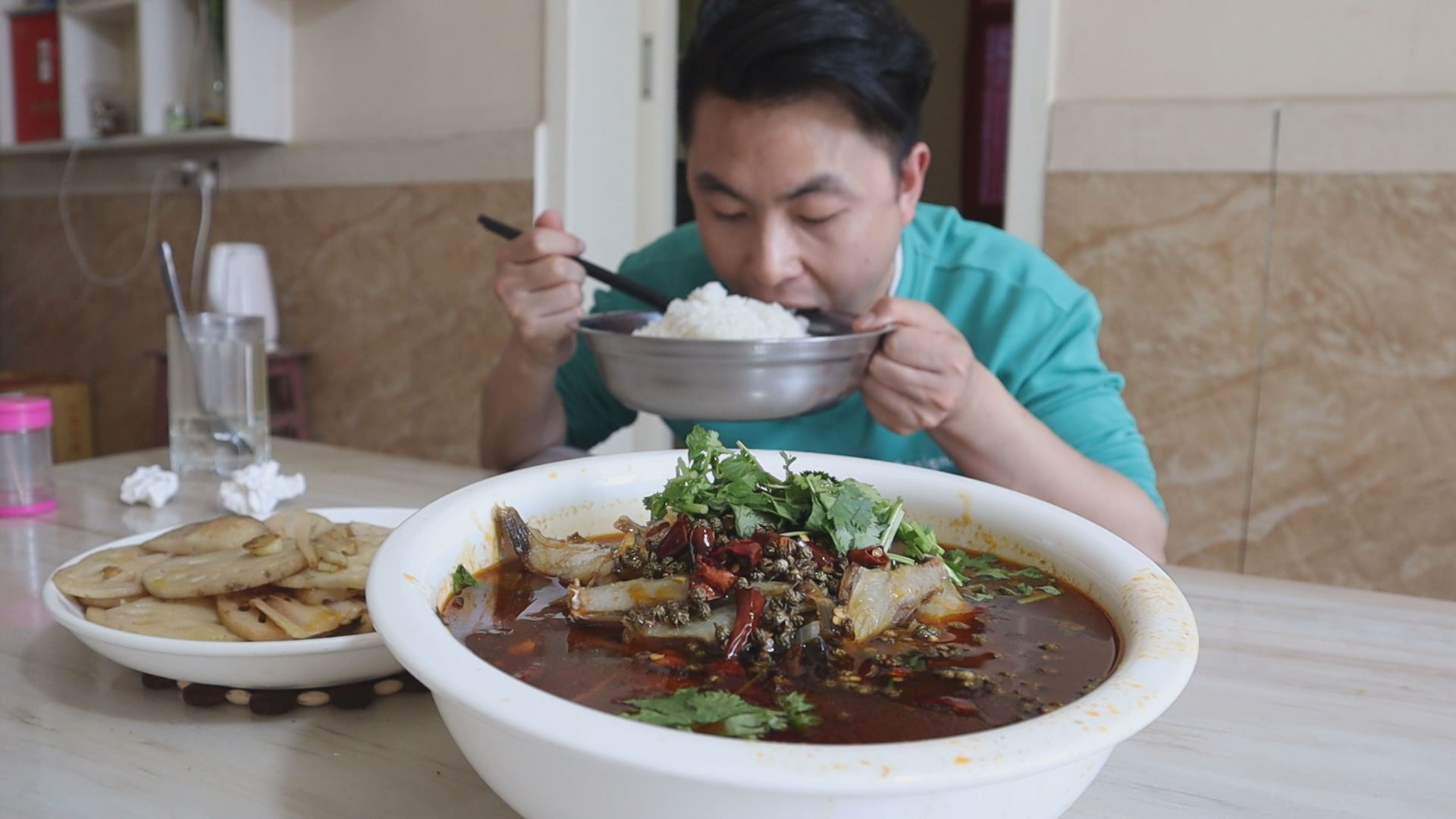 旅游回来带爸妈去吃饭一锅炖菜加烤鸭汤鲜肉香今天吃过瘾了