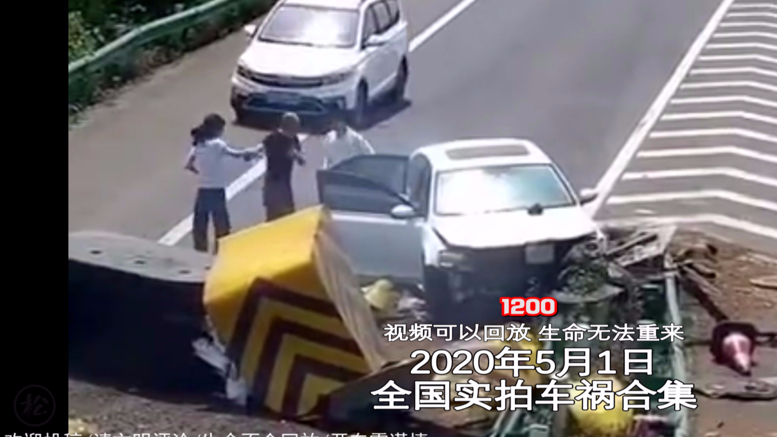 1200期:小三轮打伞行驶遮挡视线险遭大车碾压爆头【20200501全国车祸合集】