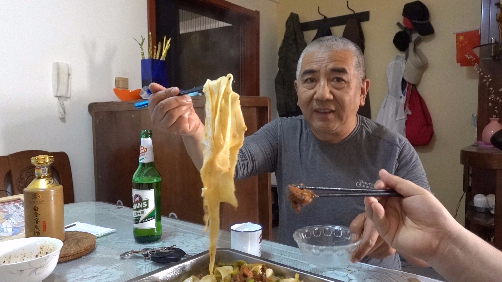 【老司马的日常食堂】司马自创大盘鸡拌裤带面,肉大面宽,诸葛赞不停