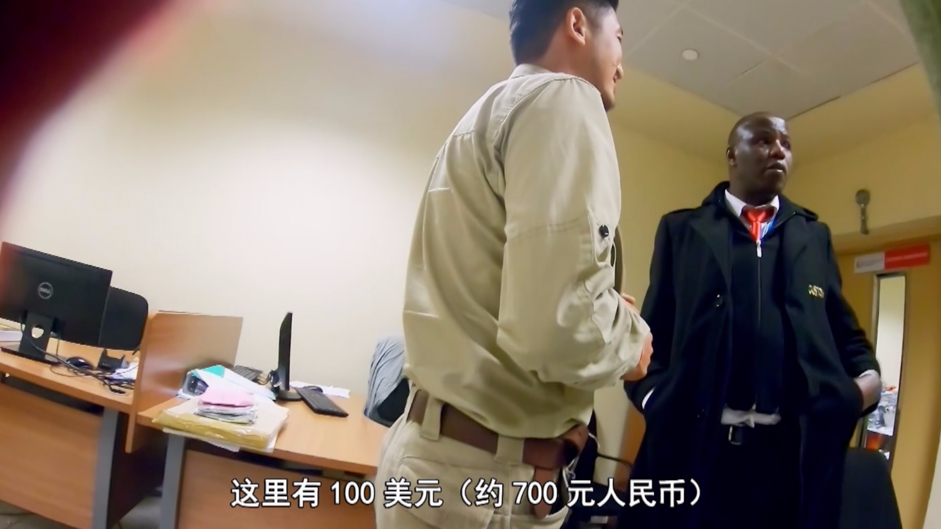 中国小伙非洲旅游,一下飞机就被敲诈,全程记录小黑屋索贿经过