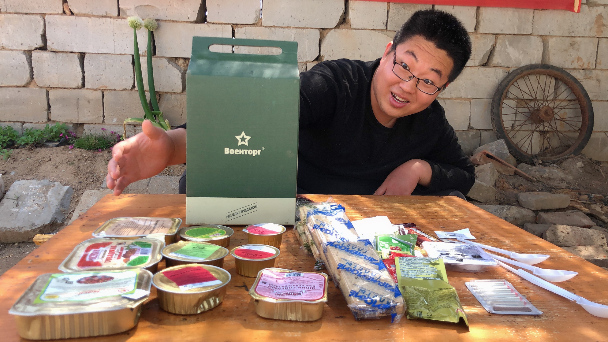 试吃150元的俄罗斯军粮,打开铺了满满一桌,居然还有大块牛肉!