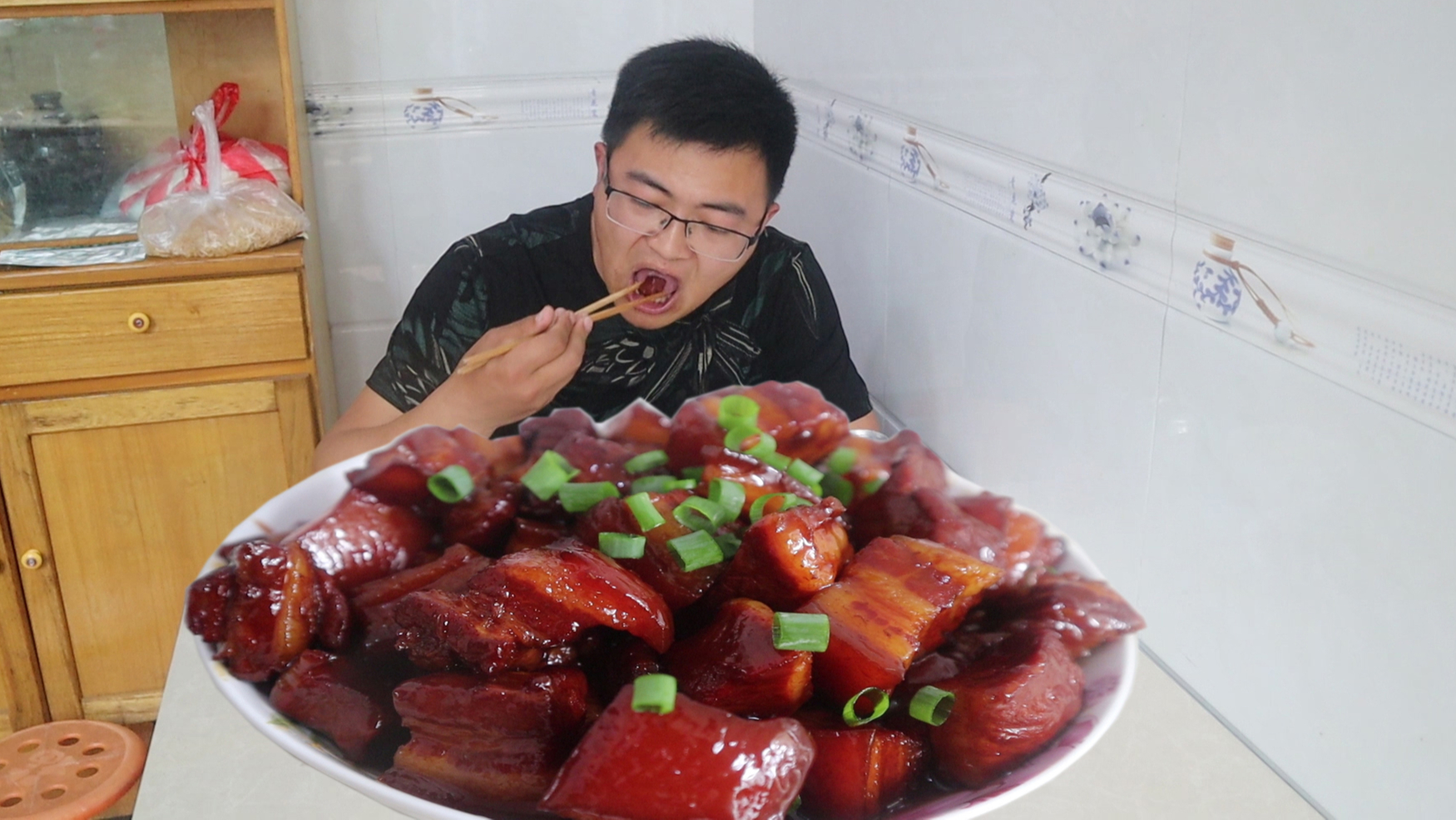 54块钱买了二斤多五花肉,做红烧肉,肥而不腻,入口即化,真过瘾