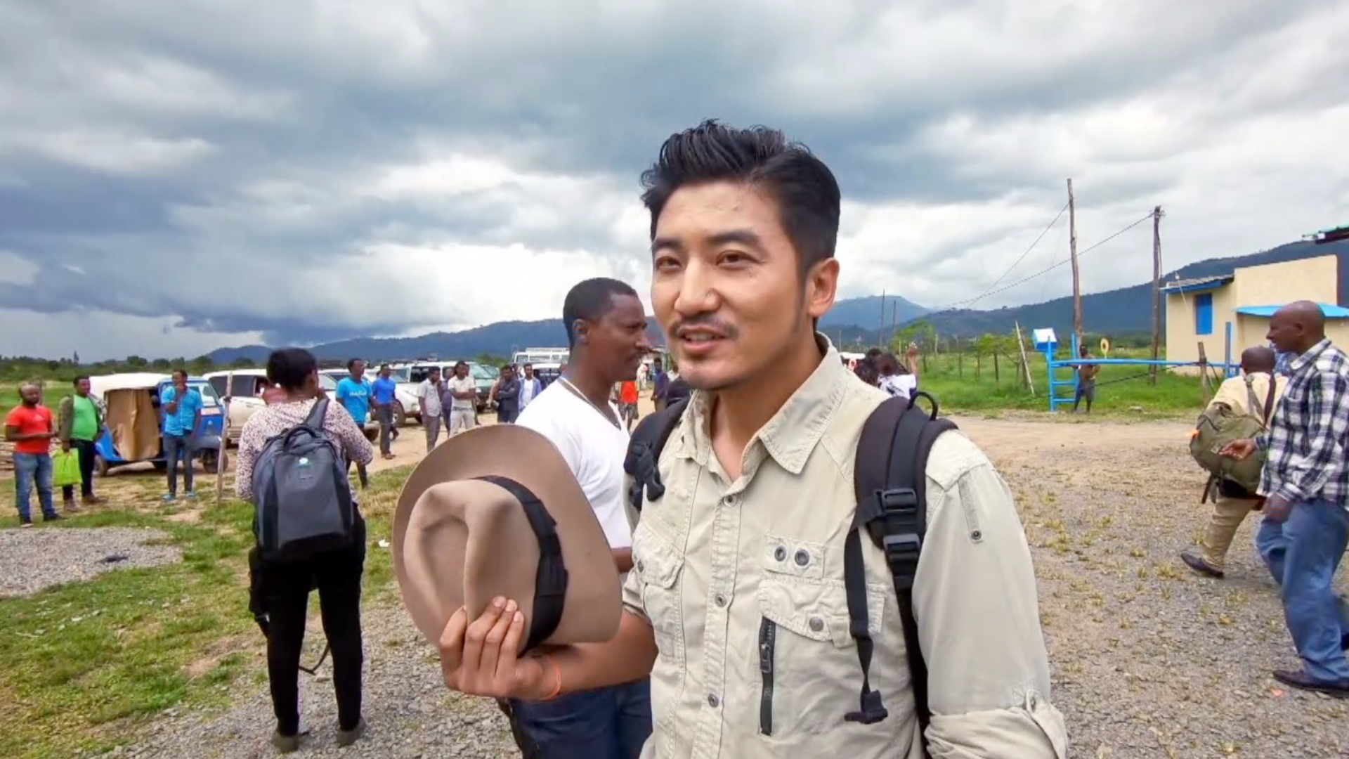 继续探秘非洲,探访当地孤儿院生活,黑人孩子对中国明星耳熟能详