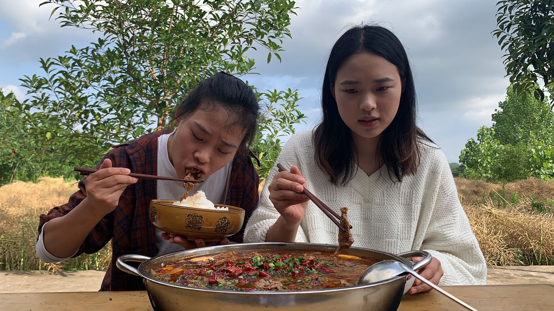 秋妹和姐今天做豆花牛肉,麻辣鲜香,开胃下饭,这味道四川人最爱