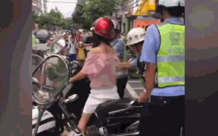 【每日平安148】深夜调戏过路女子发现穿警服,使用假币诈骗商家被抓秒装死
