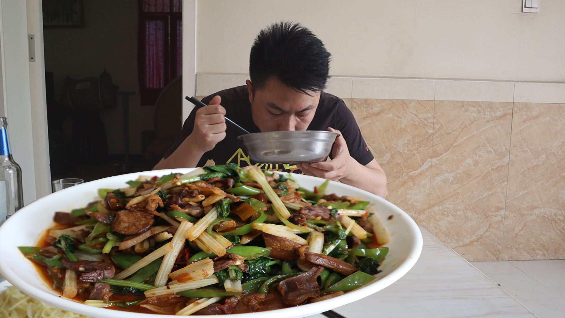 杀了两只纯粮食鸡,一只12斤一只10斤,中午用鸡油炒鸡杂,香得很