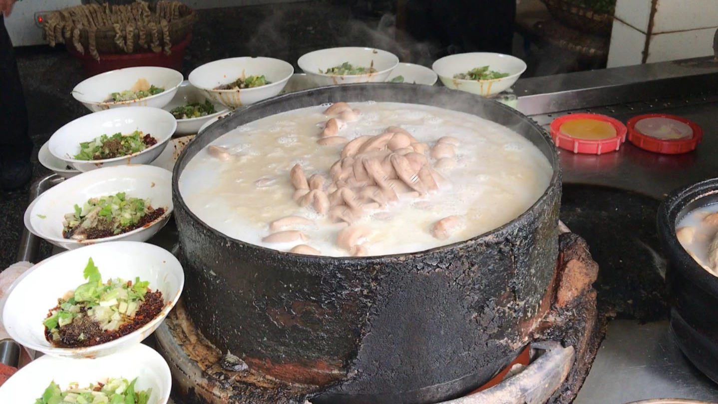 这碗肥肠粉成都人吃了30年,一大锅肥肠熬汤,美味全在碗底