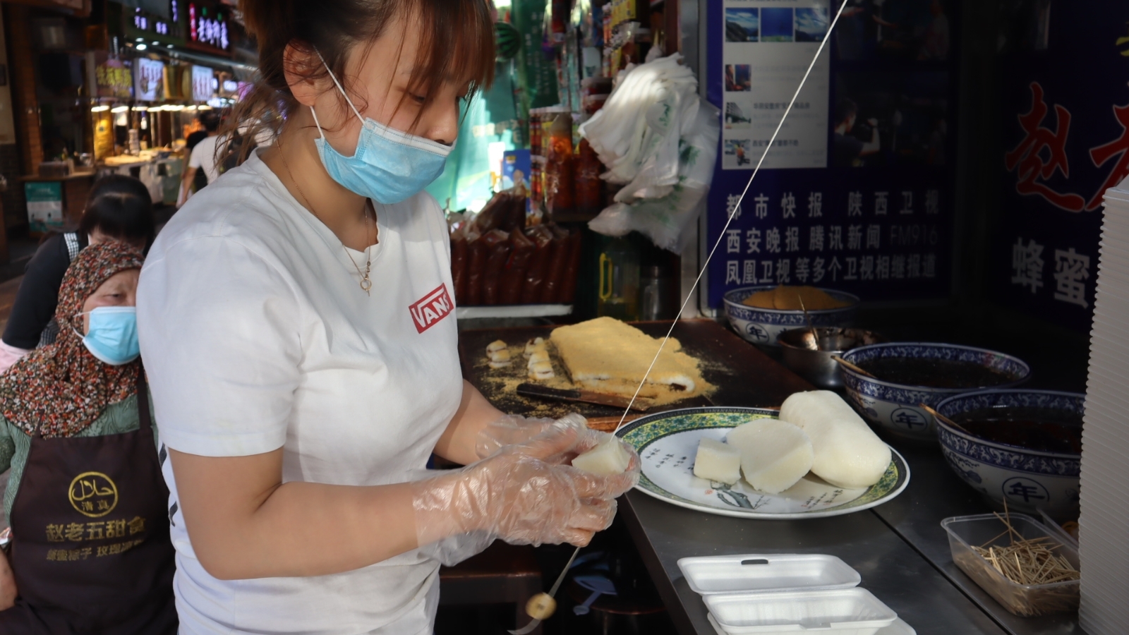 西安传奇甜食店,用一根绳子代替刀子,祖祖辈辈干了三代人!