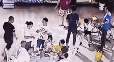 【每日平安156】敲诈饭店小伙放蛆吃吐自己,抢着买单男子一拳撂倒朋友