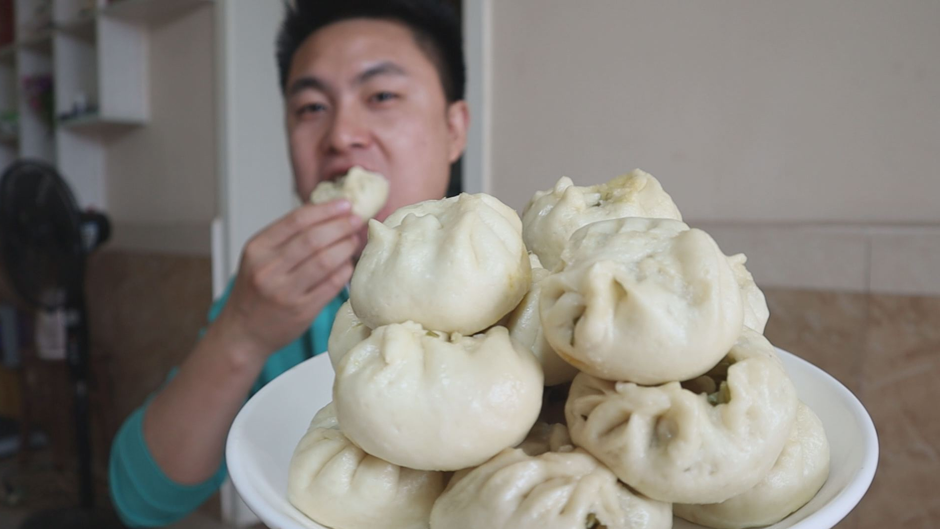 今天做腊肉包,老妈一大早就开始准备食材,蒸了一大锅,吃过瘾了