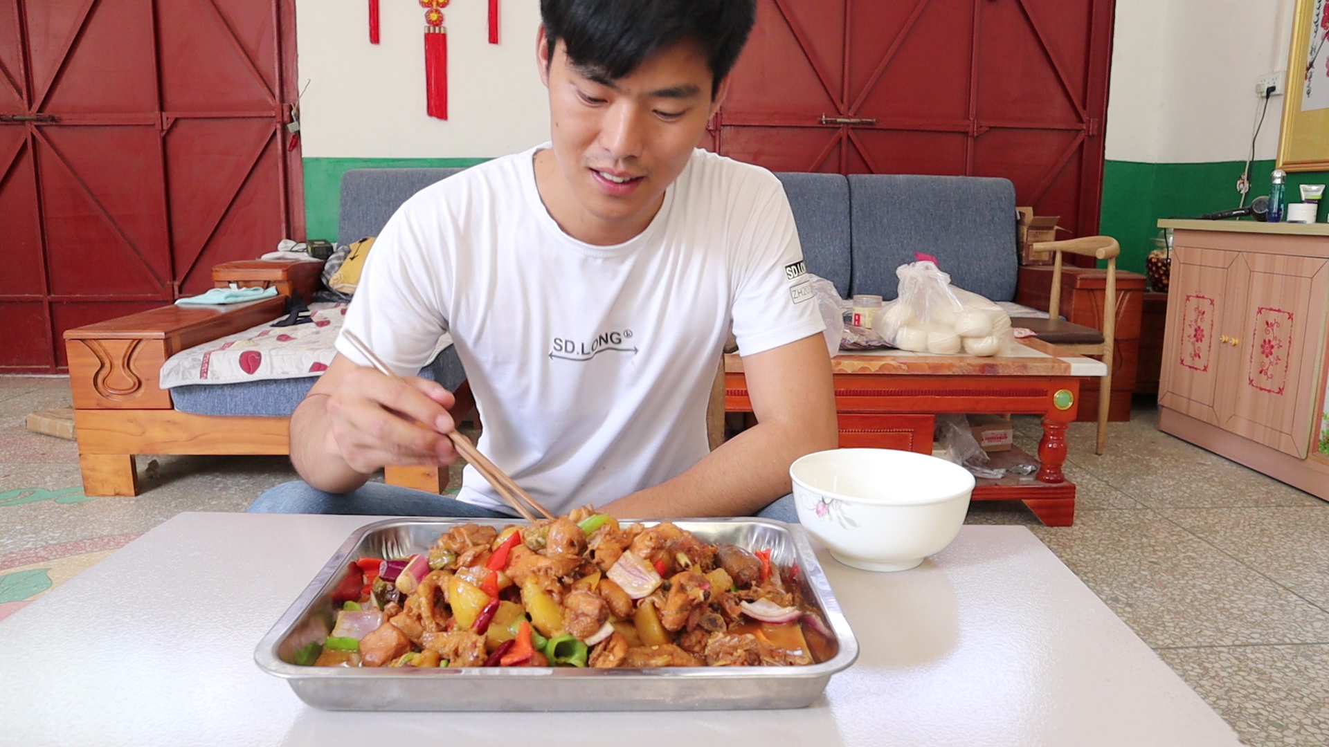 小宋今天做大盘鸡,出锅色香味俱全,刚上桌就忍不住咽口水