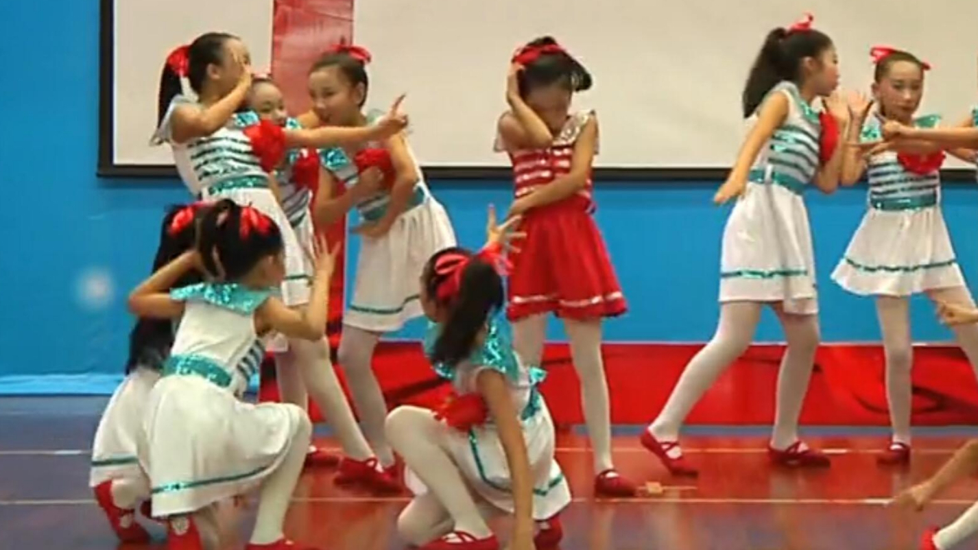 小学女生们表演手拉手之舞蹈