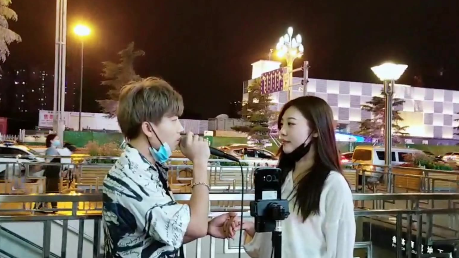 【卖血哥丶尧顺宇】(精华版)内江万达摆摊上半场(评论 点赞发下半场)