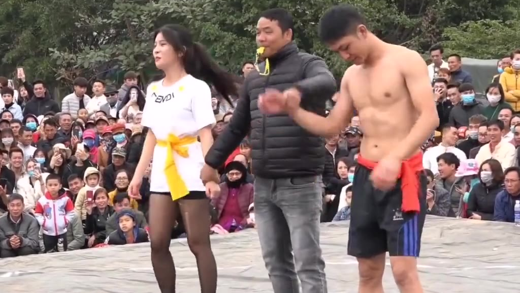 越南男女混合摔跤,这比赛有点激烈啊