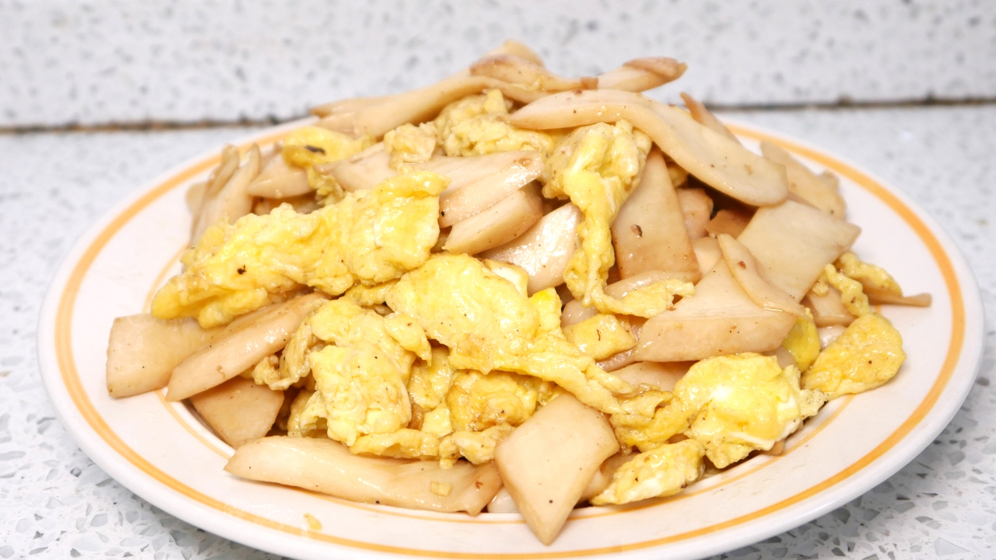 杏鲍菇里打三颗鸡蛋,我家三天两头就吃,逢年过节不吃肉也要吃它