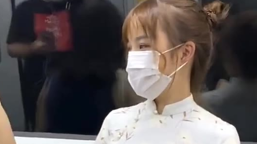 地铁上遇到了长腿美女,没忍住多看了几眼,没想到先被她撩了