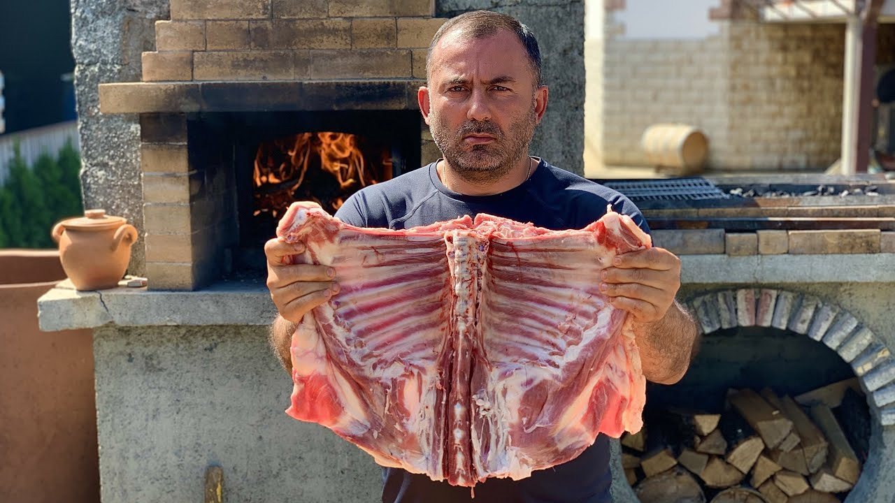 俄罗斯大叔的羊肉盛宴,超大卷的羊肉看看他是怎么烹饪的,真解馋!