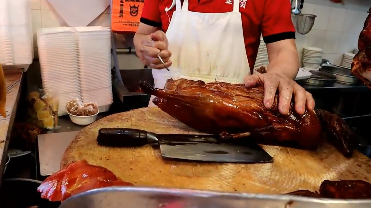 香港人最爱的烧腊斩料,一份烧肉,一份烧鸭,一份叉烧,一勺卤汁!