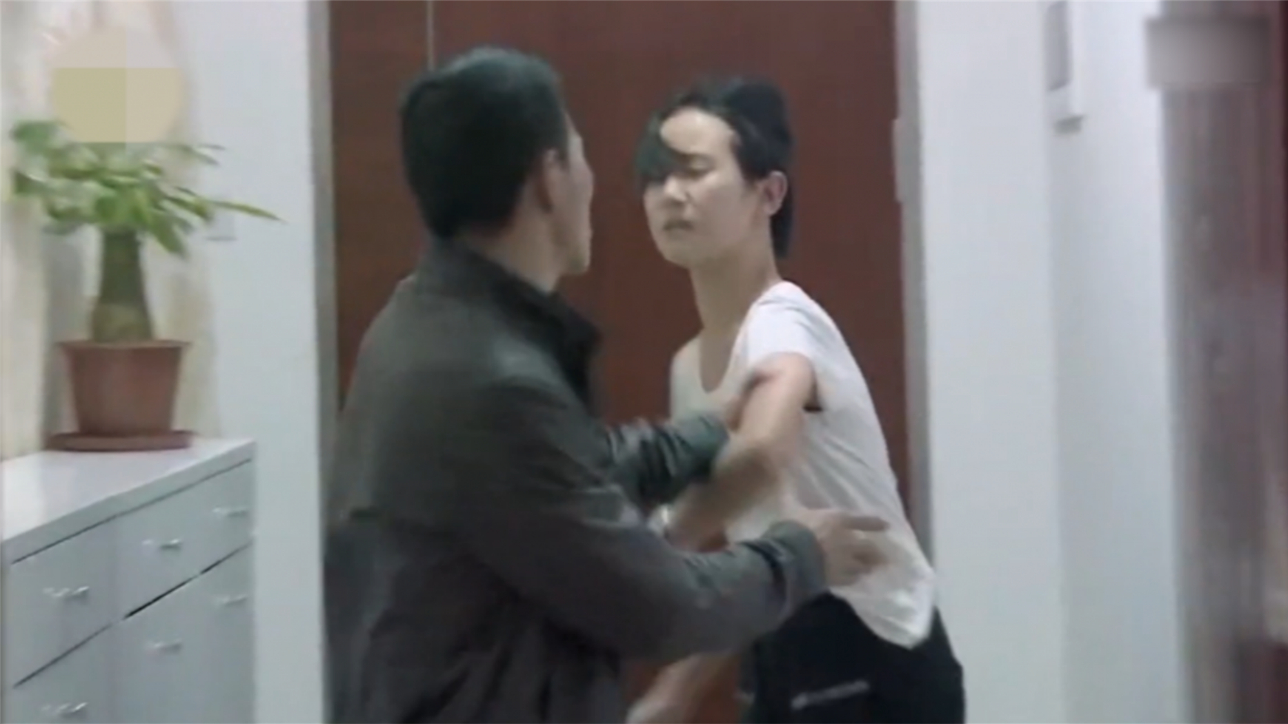 《变形记》的奇葩父母,叛逆少女被父母扇耳光,亲妈放狠话:活着干嘛