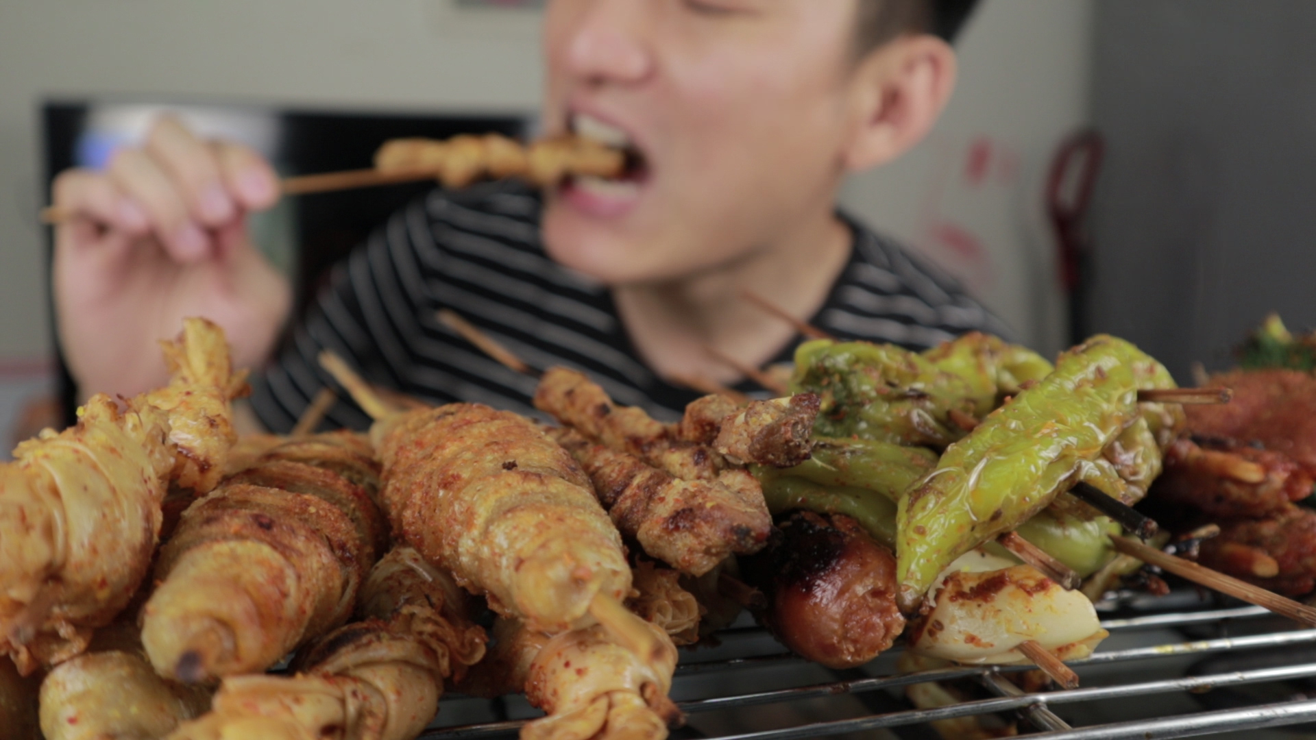 深夜偷吃美食视频（夜里偷吃零食的小视频）《夜晚偷吃零食的视频》