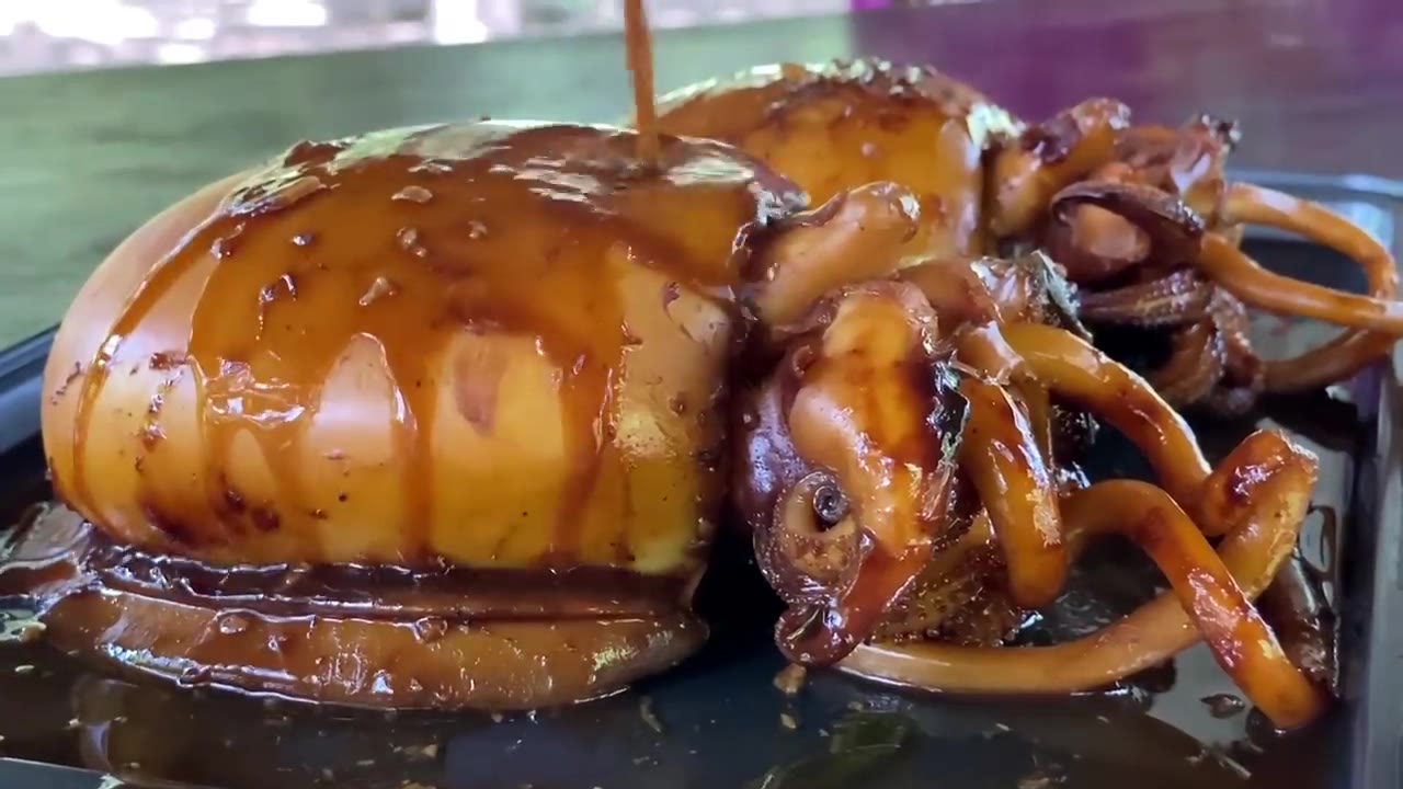 柬埔寨农村姑娘做的卤水大鱿鱼,切开的时候馋死我了,每次看到都点进来