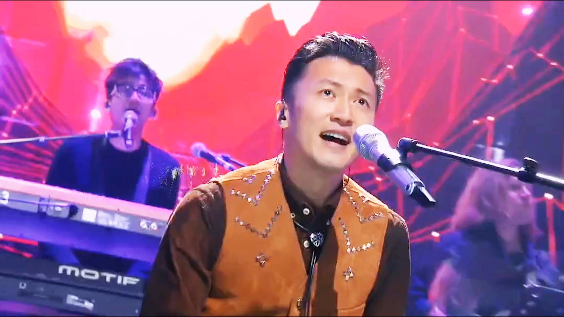 《平凡之路》被谢霆锋翻唱,一开口就忘了原唱,太惊艳了!