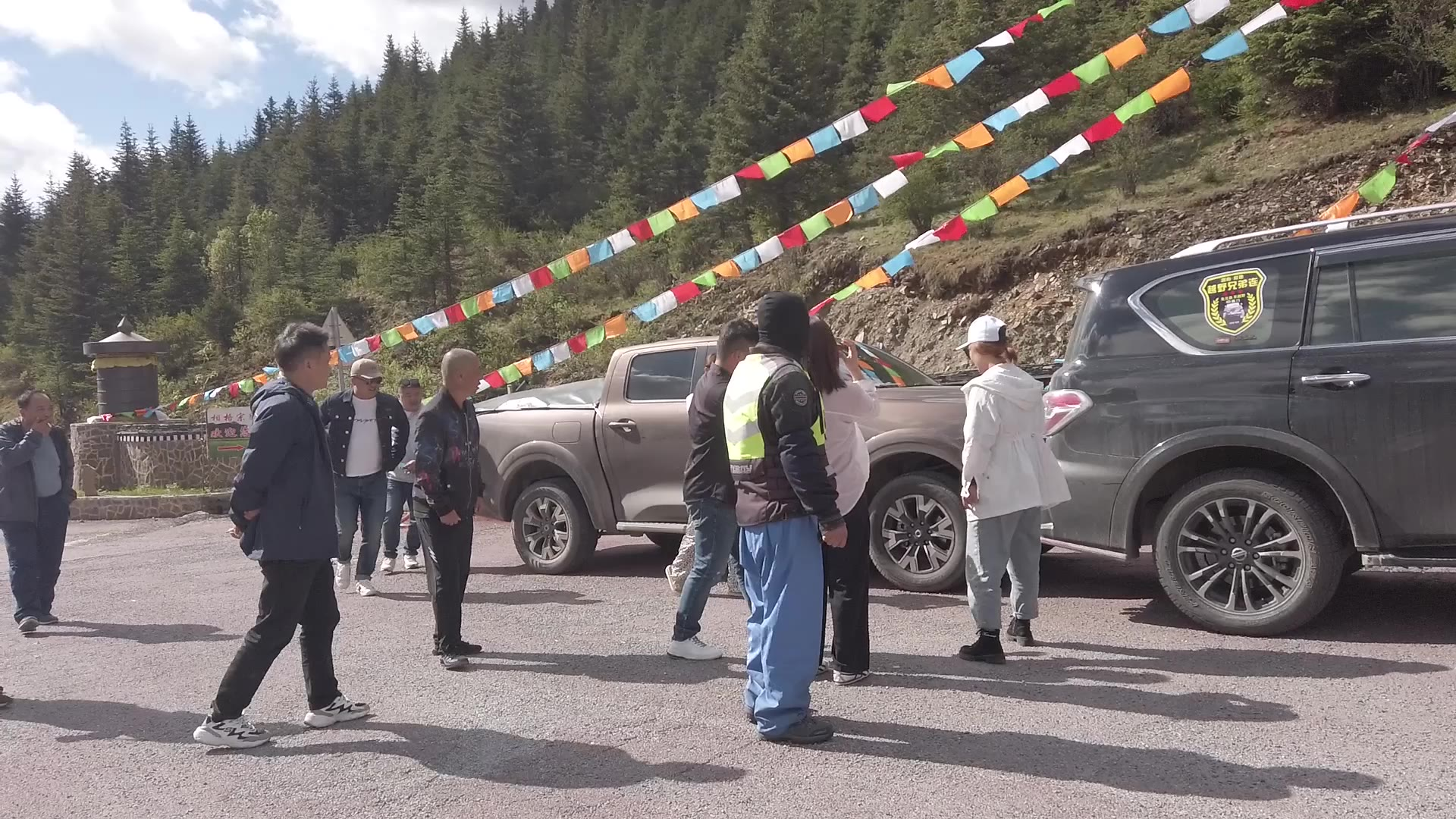 旅行最怕碰到这种带流氓钩的车,车头轻轻一撞就烂,美女哭笑不得