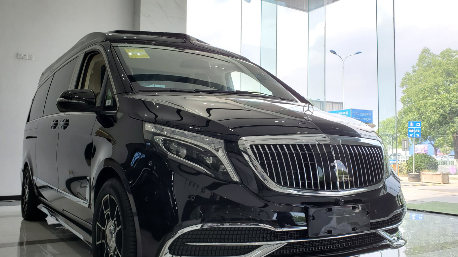 新款的奔驰v260迈巴赫vs880限量版