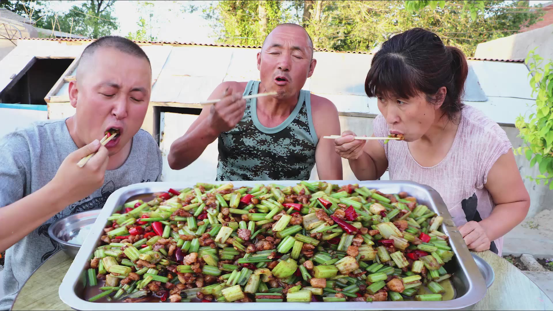 做一份简单方便的“肉末芹菜”口感清脆,拌在米饭上吃,真香