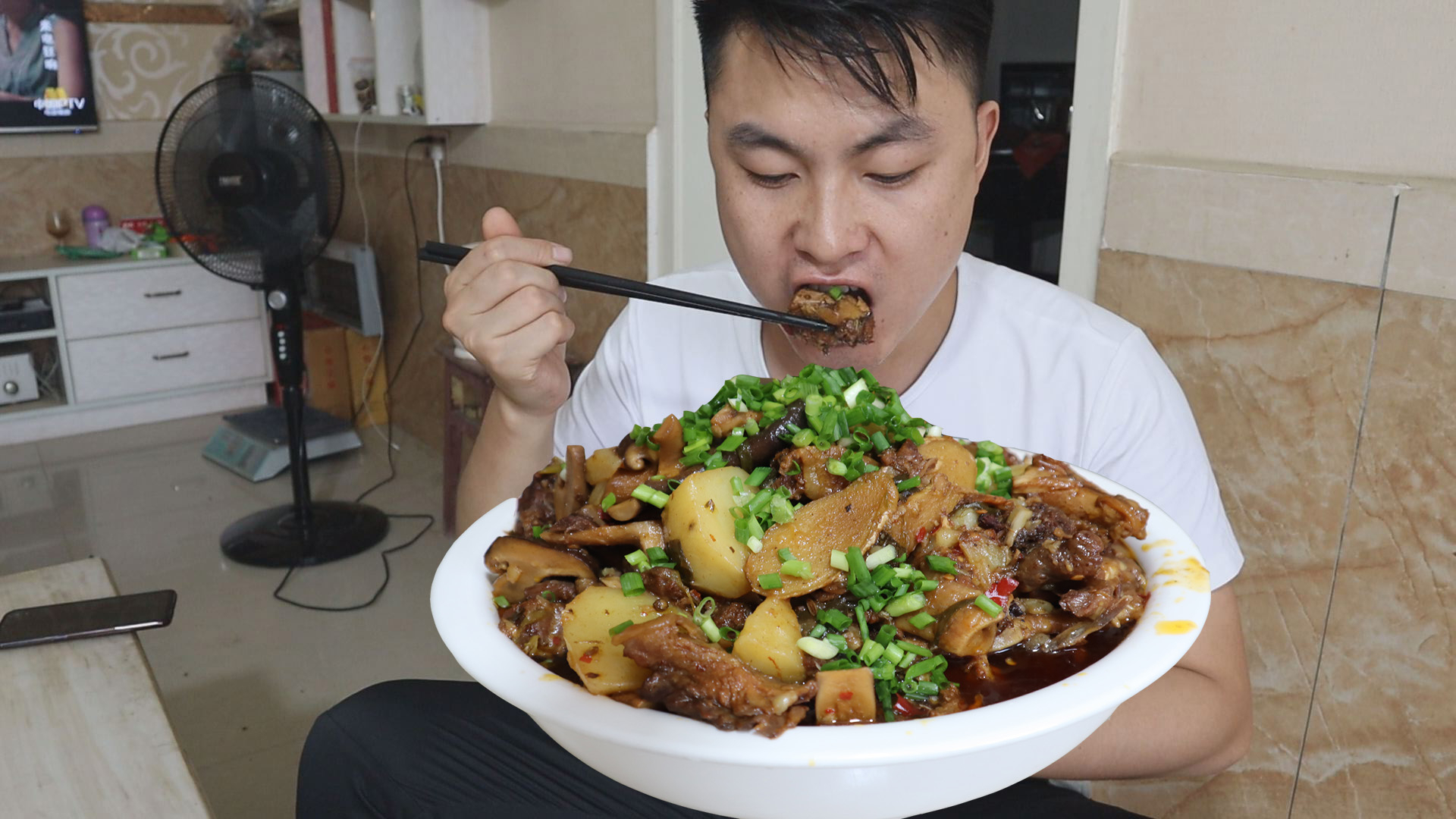 半只鸡两斤油,老妈今天来做红烧鸡,这油量吓着我了,不过很好吃