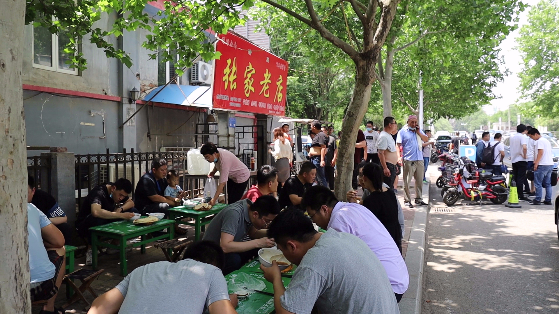 山东大哥卖牛肉汤,一天能卖3000碗,不到饭点,顾客坐满整条