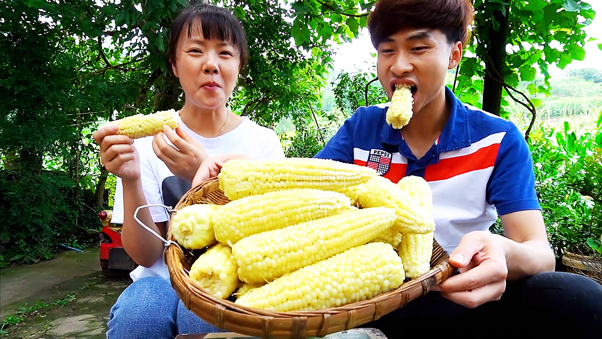 在厨房吃玉米的视频（在厨房吃玉米的视频在线观看） 在厨房吃玉米的视频（在厨房吃玉米的视频在线观看）《无烦恼厨房玉米人玩手机怎么办》 厨房资讯