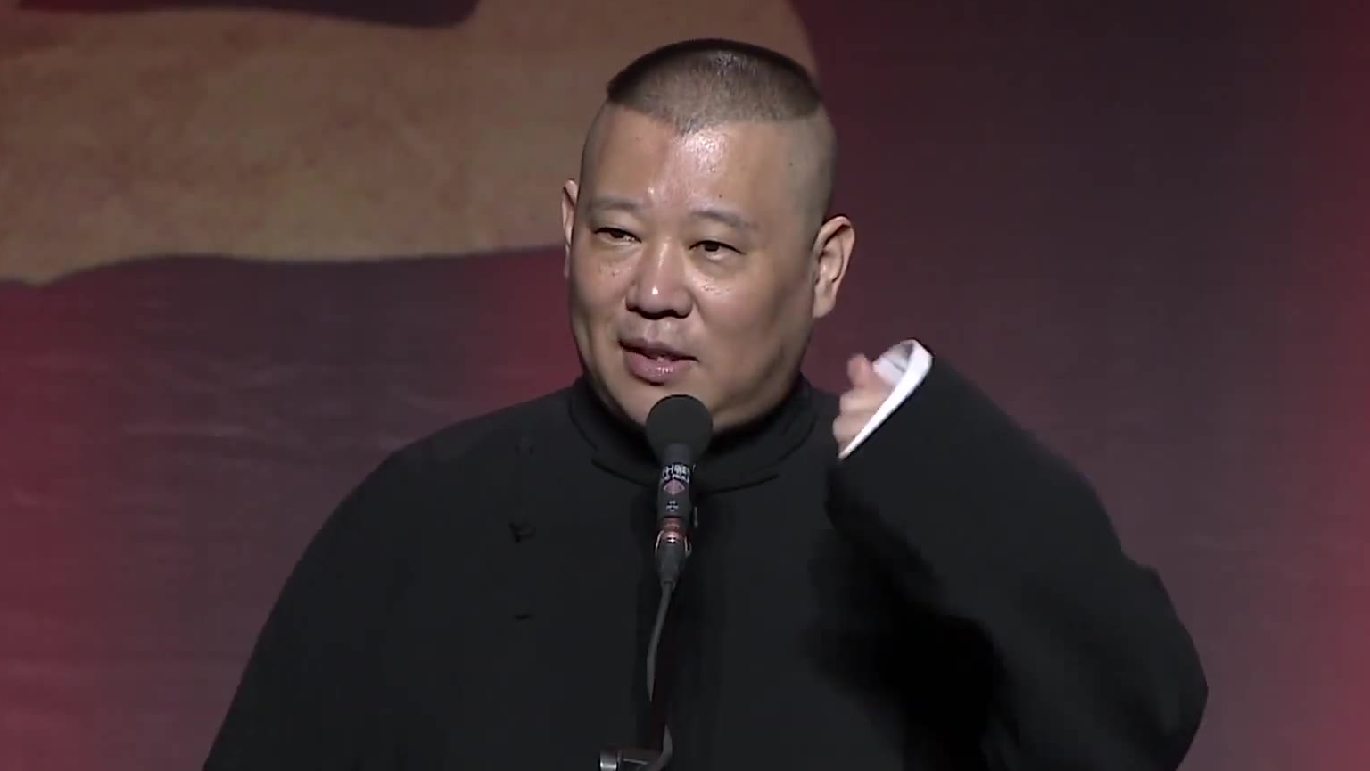 大流氓于谦光着身子跪在台上,郭德纲傻呵呵的看着~