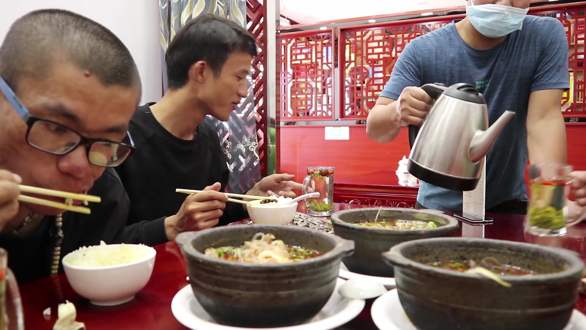 林芝一份砂锅鸡23元,就被老板连续倒了6次水,西藏这么喝茶的吗