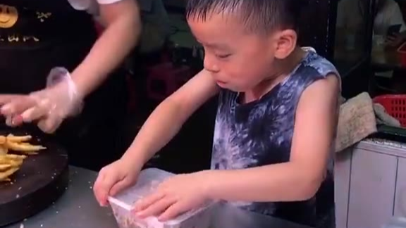 跟着妈妈卖卤菜的小朋友