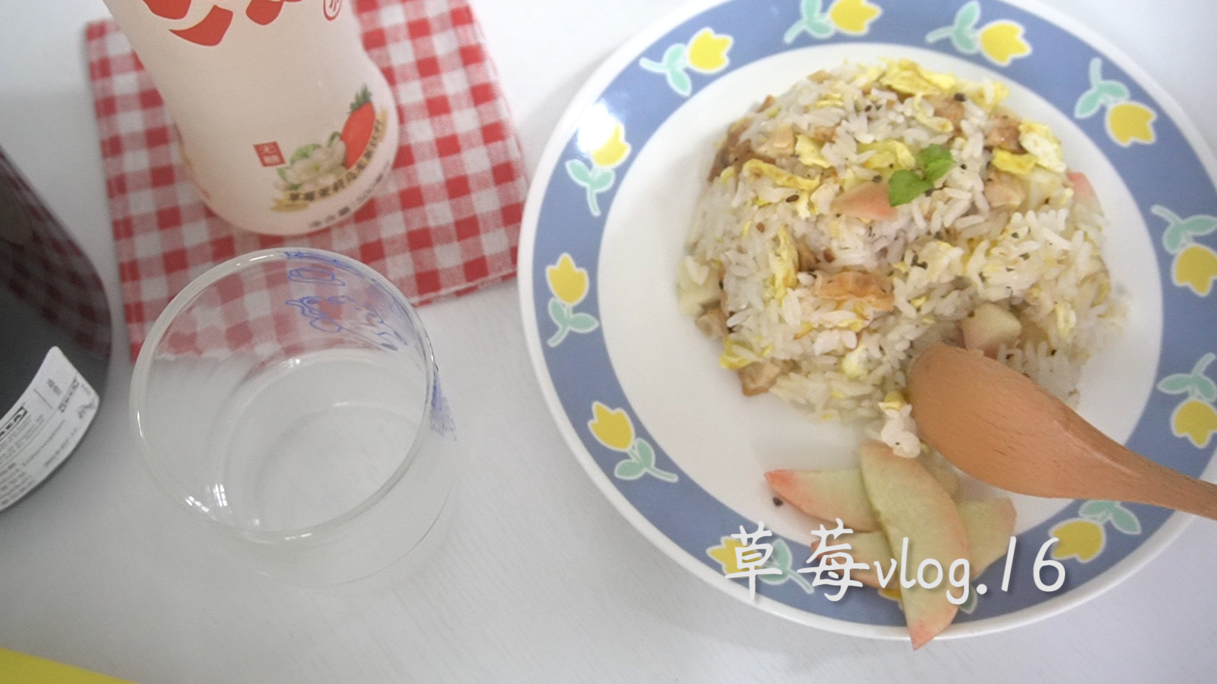 草莓vlog.16 | 鸡胸肉桃子炒饭 | 蜜桃乌龙茶 | 羽衣甘蓝脆片 | 宅家日常早餐