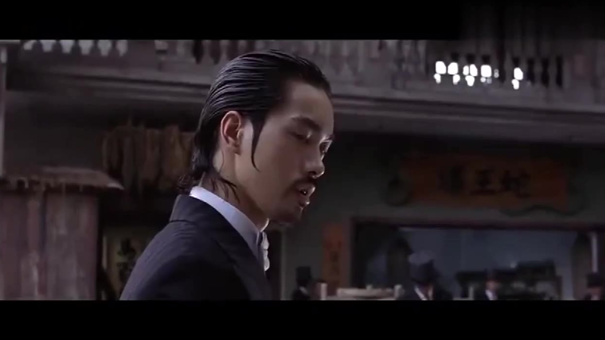 星爷经典电影《功夫》,十二路谭腿大战斧头帮,这段打戏太精彩!