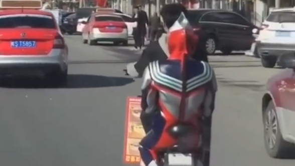 《奥 特 曼》