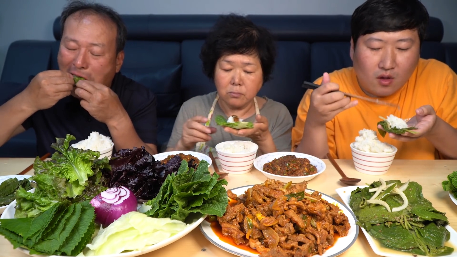 一年一次的豆叶蔬菜包饭配上美味的炒鸭肉,大口塞超满足!